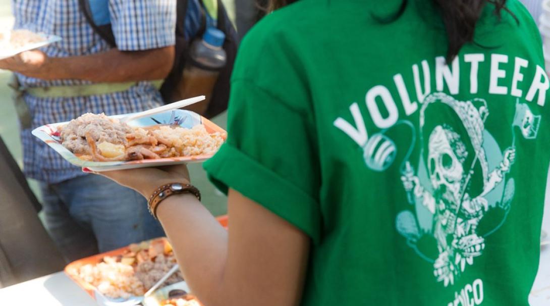 メキシコの難民に温かい食事を配布する難民支援ボランティア